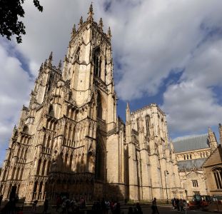 Katedrála York Minster je největší ve Velké Británii.  Její celková délka je 175 metrů.